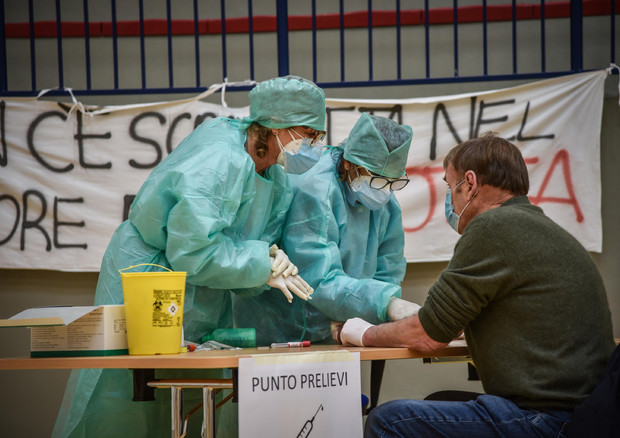 Coronavirus, alcuni cittadini sono sottoposti a test sierologici organizzati dal comune di Cisliano, vicino a Milano © ANSA