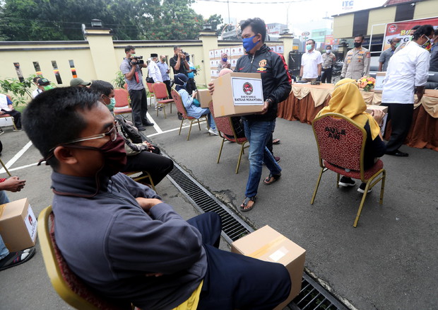 Social restrictions in place to halt spread of coronavirus pandemic in West Java © EPA