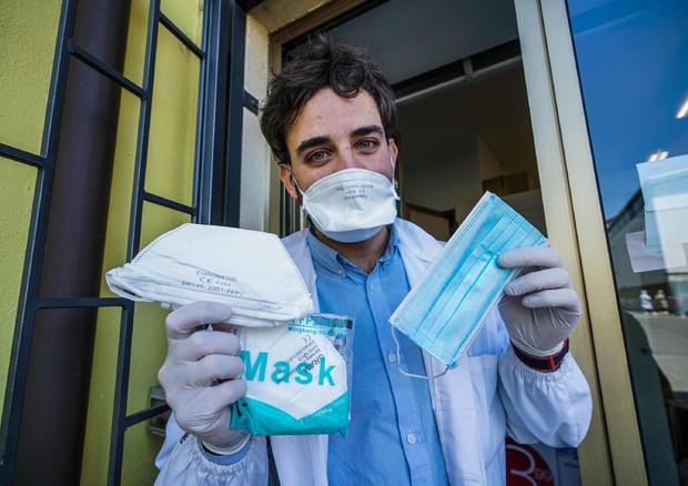 Coronvirus: Farmacia espone cartello con i prezzi delle mascherine © ANSA