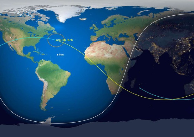 La mappa delle orbite percorse nel 2020 dallo stadio del razzo Lunga Marcia 5B (fonti: Aerospace Corp.) © Ansa
