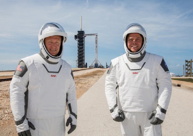 I veterani della Nasa Doug Hurley e Bob Behnken provano le nuove tute, in vista del lancio del 27 maggio con la navetta Crew Dragon della SpaceX (fonte: NASA) © Ansa