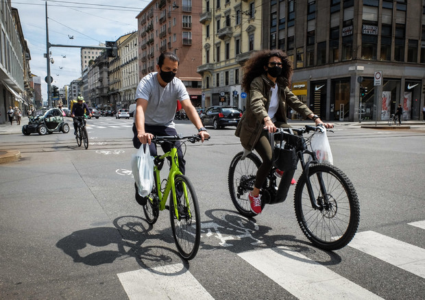 Persone in bicicletta a Milano © ANSA