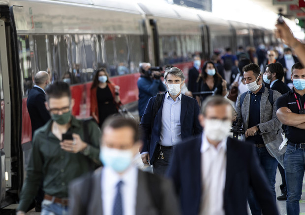 Persone con la mascherina alla Stazione Termini a Roma © ANSA