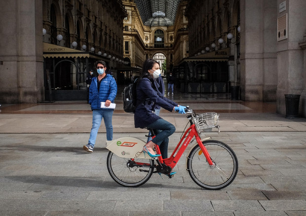 Una persona in bicicletta in piazza Duomo (archivio) © 