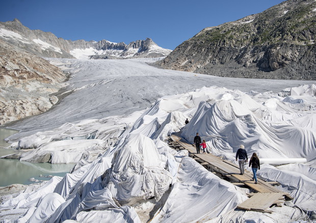 ANSA/Su più antico ghiacciaio Alpi teli bianchi anti fusione © ANSA