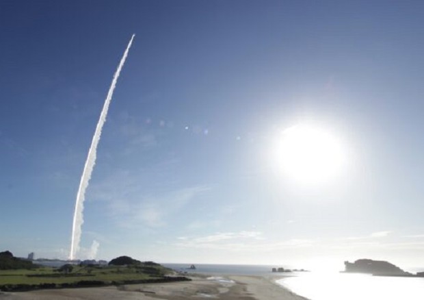 Il lancio di Hope, la prima missione degli Emirati Arabi Uniti diretta a Marte, dalla base giapponese di Tanegashima (fonte:JAXA) © Ansa