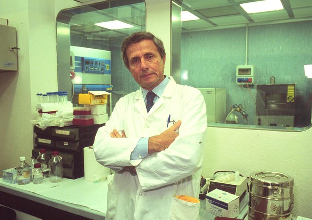 Il professore Carlo Flamigni fotografato nel laboratorio della sua clinica privata di Bologna nel 1999 © 