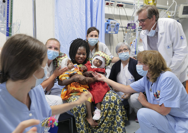 L'equipe medica del Bambino Gesù con la mamma e le due bimbe operate.  Foto Ufficio stampa Ospedale Bambino Gesù © ANSA
