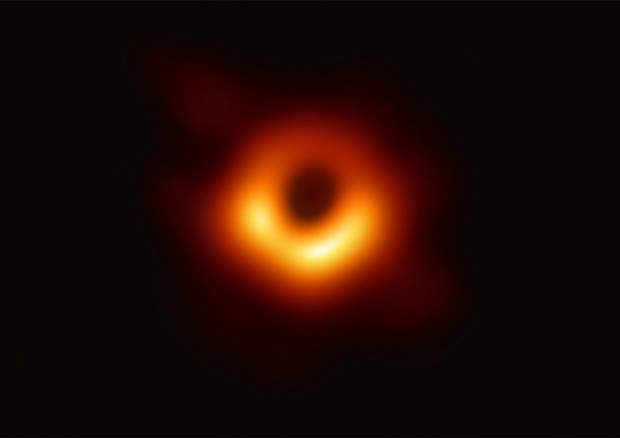 La prima foto di un buco nero (fonte: EHT Collaboration) © Ansa