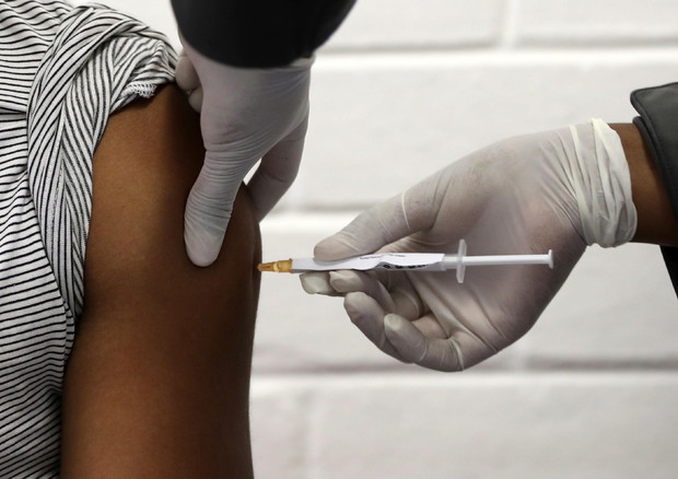 Una donna si sta vaccinando © EPA