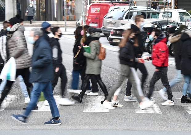 Persone a passeggio per il centro, Genova © ANSA