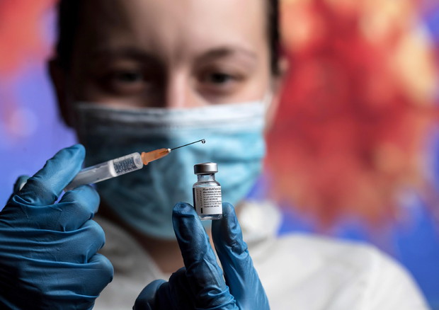Un'infermiera prepara una dose del vaccino Pfizer © EPA