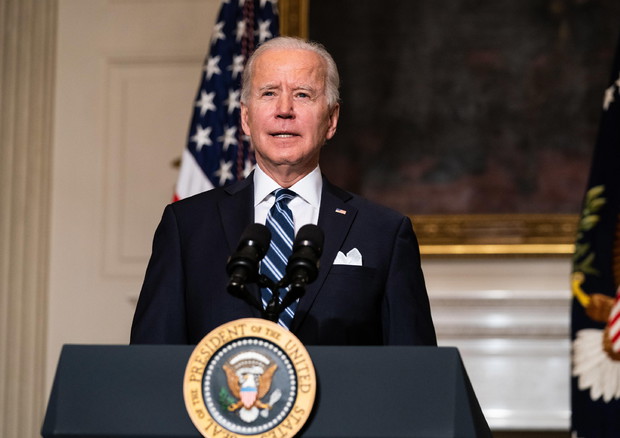 Joe Biden signs executive orders on climate change © EPA