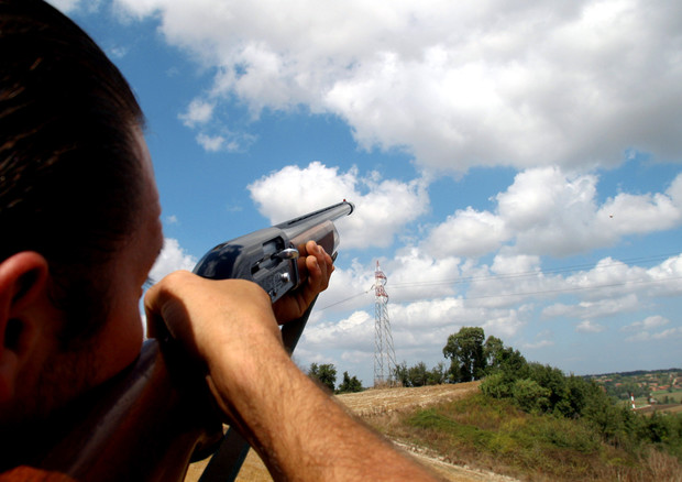 Un cacciatore imbraccia il suo  fucile e prende la mira durante una battuta (foto d'archivio) © ANSA