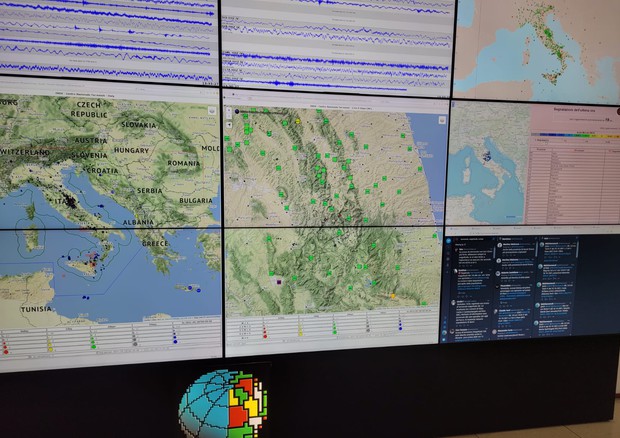 Sugli schermi della sala ssimica dell'Ingv i dati del terremoto nel Maceratese del 18 ottobre 2021 (fonte: Alessandro Amato/INGV) © Ansa