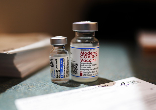 I vaccini Moderna e Johnson&Johnsonon © EPA