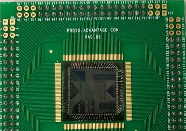 Chip realizzato con transistor con nanotubi di carbonio (fonte: Adapted from ACS Nano 2021, DOI: 10.1021/acsnano.1c04194) © Ansa