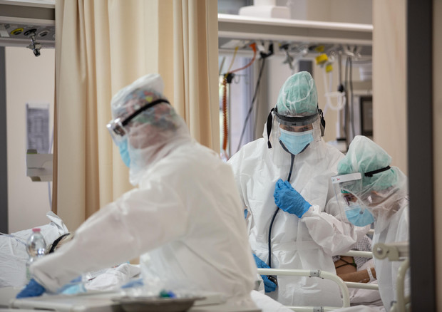 Operatori sanitari della terapia intensiva dell'Ospedale Sant'Orsola di Bologna, archivio © ANSA