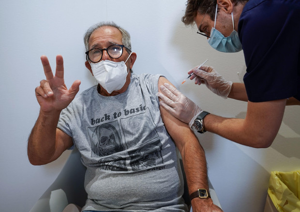 Terza dose vaccino a Torino © ANSA
