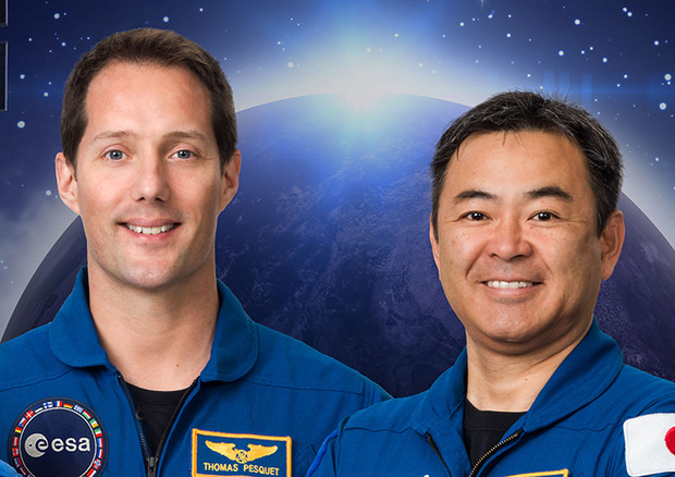A sinistra l'astronauta Thomas Pesquet dell'Esa, ora al comando della Stazione Spaziale. A destra il comandante che lo preceduto, Akihiko Hoshide dell'agenzia spaziale giapponese Jaxa (fonte: NASA) © Ansa
