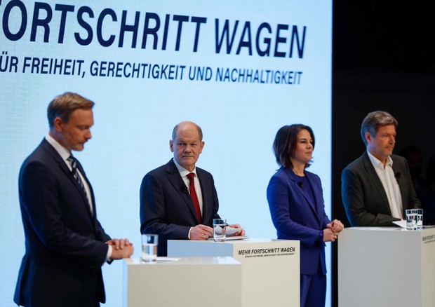 Il nuovo cancelliere tedesco Olaf Scholz presenta il contratto di coalizione © AFP