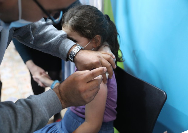 Una bimba riceve il vaccino (archivio) © EPA