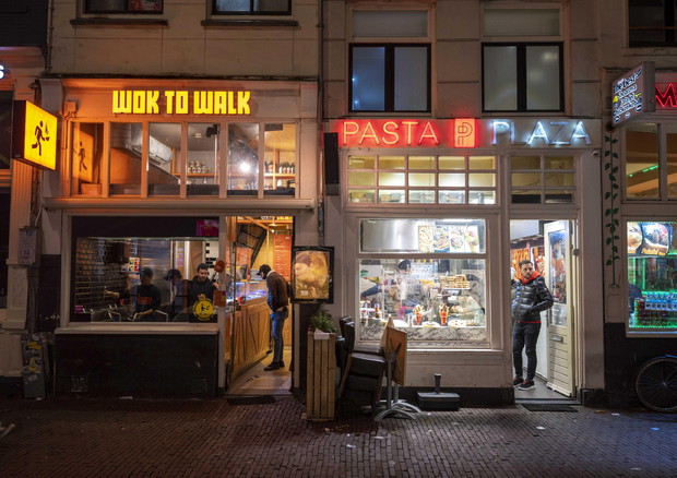 I negozi nel centro di Amsterdam durante il lockdown © EPA