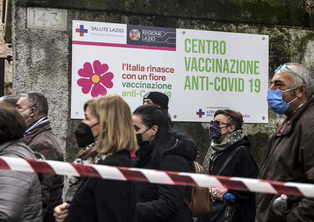 Fila all'Open day all'hub dell'ospedale San Giovanni Addolorata a Roma © ANSA