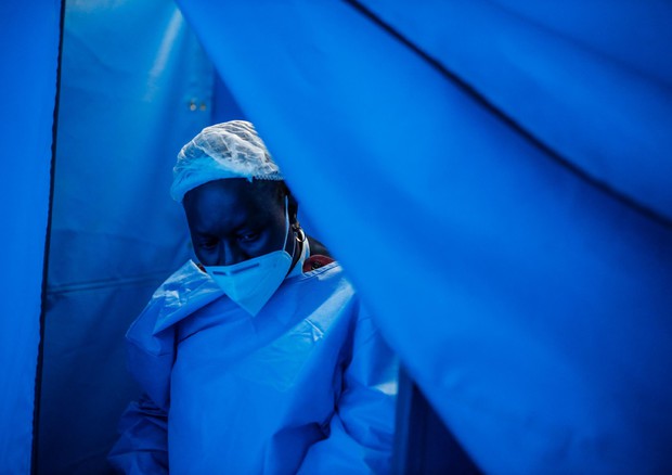 Un'infermiera in un ospedale in Sudafrica © AFP