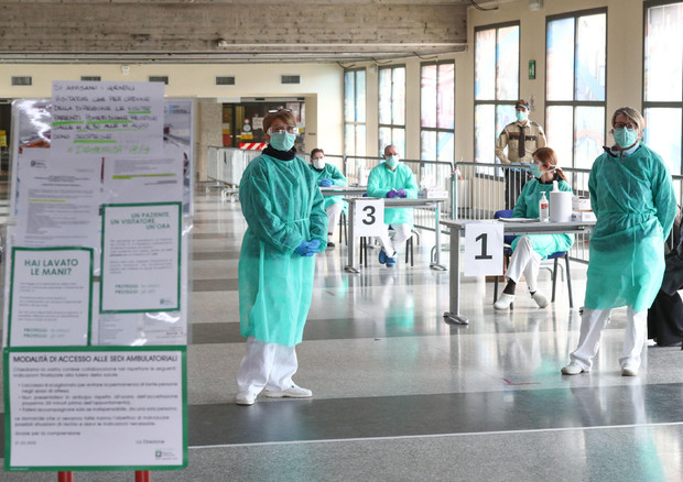 Sanitari all'ospedale di Brescia con tute protettive e mascherine © ANSA