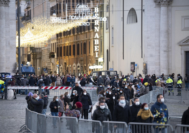 Natale: folla vie dello shopping in centro a Roma © ANSA