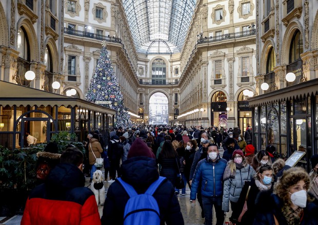 Milanesi e turisti in centro per shopping e regali natalizi a Milano © ANSA