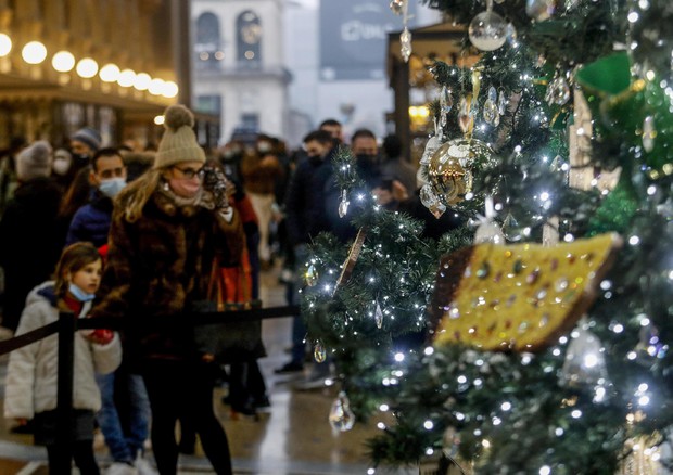 Natale: passeggiate in centro a Milano © ANSA