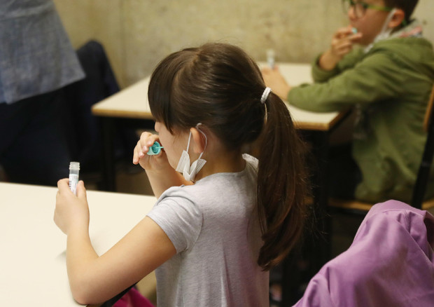 Studenti di una scuola di Travagliato (Brescia) fanno i tamponi salivari in classe (foto d'archivio) © ANSA