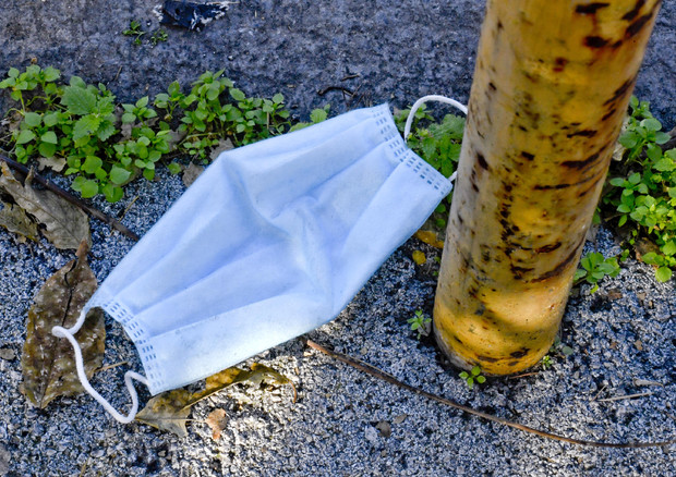 Mascherine riciclate per manto stradale © ANSA