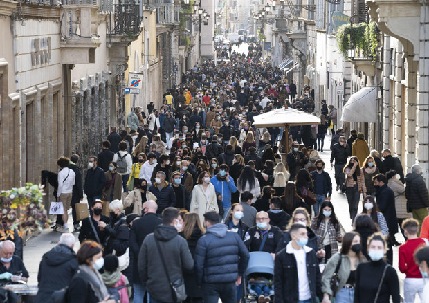 Folla nel centro di Roma © ANSA