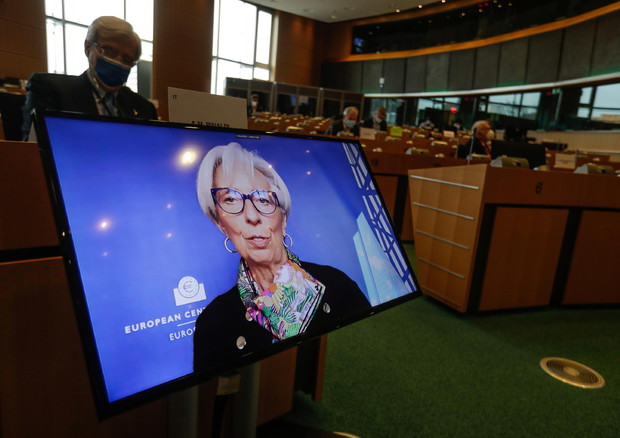 Christine Lagarde su uno schermo, in collegamento in videoconferenza © EPA