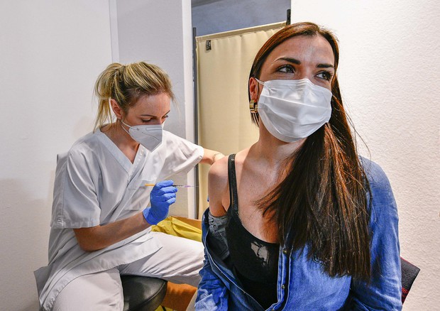 Una persona riceve il vaccino a Milano © ANSA