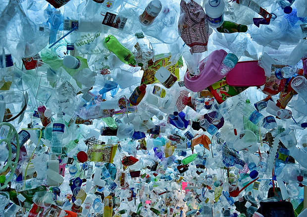 Installazione di Tan Zi Xi (Singapore) sulla plastica che inquina gli oceani  (fonte: Choo Yut Shing/Flickr) © Ansa
