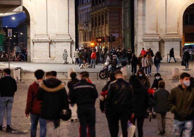 Gente in piazza del Popolo a Roma, archivio © ANSA