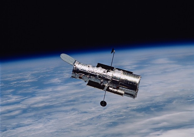 Il telescopio spaziale Hubble fotografato dallo Space shuttle Columbia alla fine del 2002. (fonte: NASA) © Ansa
