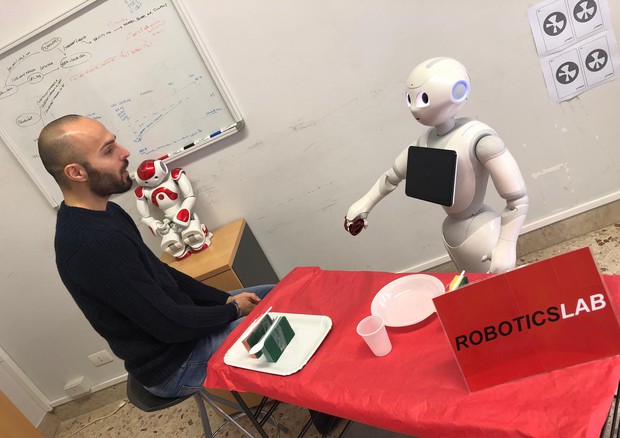 Un esperimento con il robot che pensa ad alta voce (fonte: Arianna Pipitone e Antonio Chella/Università di Palermo) © Ansa
