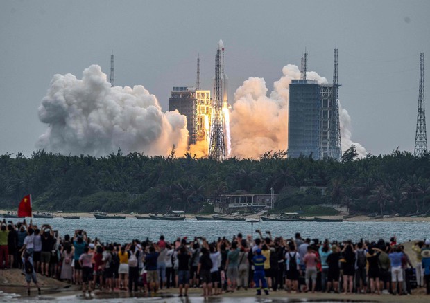 Il lancio del primo modulo della stazione spaziale cinese Tiangong © AFP
