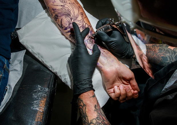 Tatuaggi, 25% si pente. Boom abusivi in era Covid © EPA