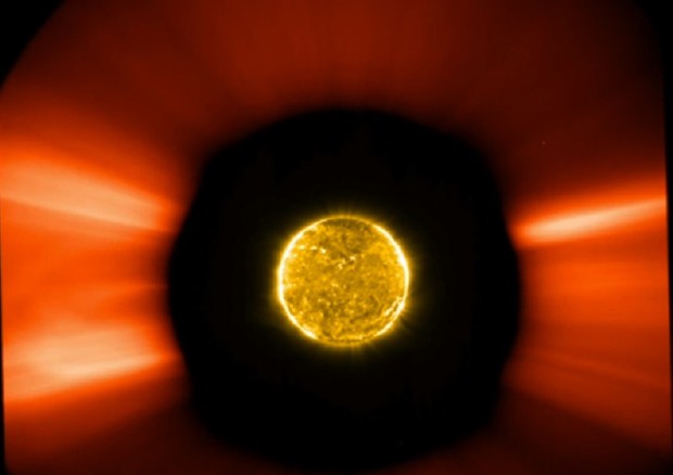 L'eruzione solare (sulla sinistra) ripresa dalla sonda Solar Orbiter (fonte: Solar Orbiter/EUI Team/Metis Team/SoloHI team/ESA & NASA) © Ansa