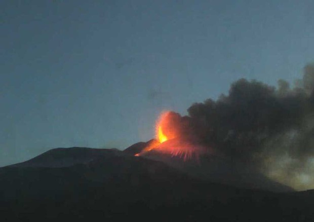 mmagine della fontana di lava dell’Etna dalla telecamera INGV posta sul versante sud, località Montagnola, all’alba del 19 maggio 2021 Fonte: INGV © Ansa