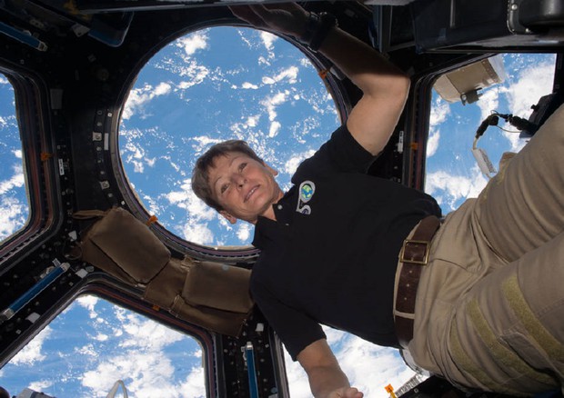 La veterana dello spazio Peggy Whitson sulla Stazione Spaziale Internazionale (fonte: NASA) © Ansa