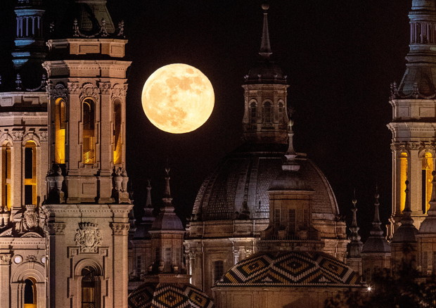 La Superluna vista da Saragozza © EPA