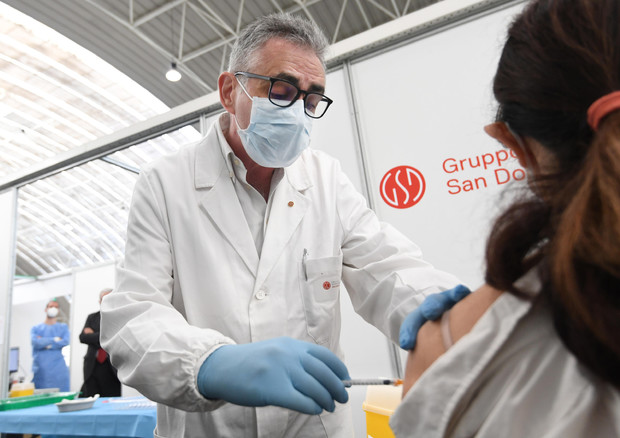Il virologo Fabrizio Pregliasco mentre somministra un vaccino © ANSA