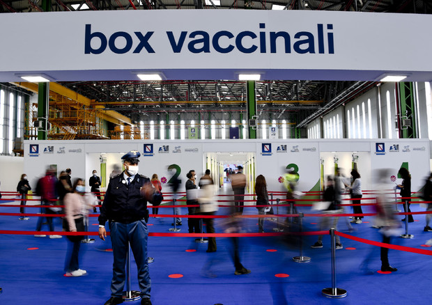 Hub vaccinale a Napoli © ANSA